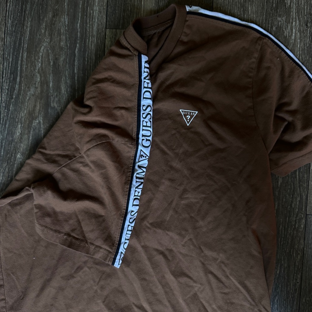 Guess V-neck Tee